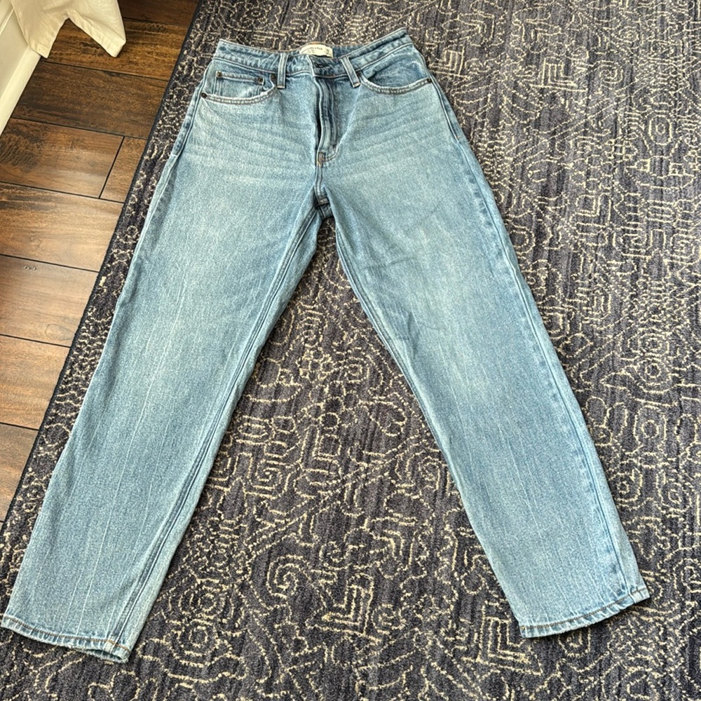 Abercrombie and Fitch size 26/2R The mom High rise 27 inch inseam